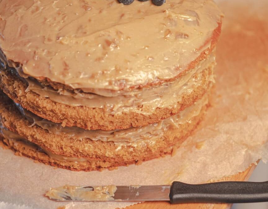 Laker cake à la vanille, chocolat blanc et fruits rouges