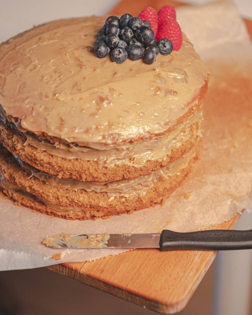 Laker cake à la vanille, chocolat blanc et fruits rouges