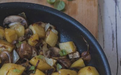 Poêlée de pommes de terre, oignons et champignons