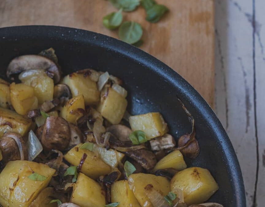 Poêlée de pommes de terre, oignons et champignons