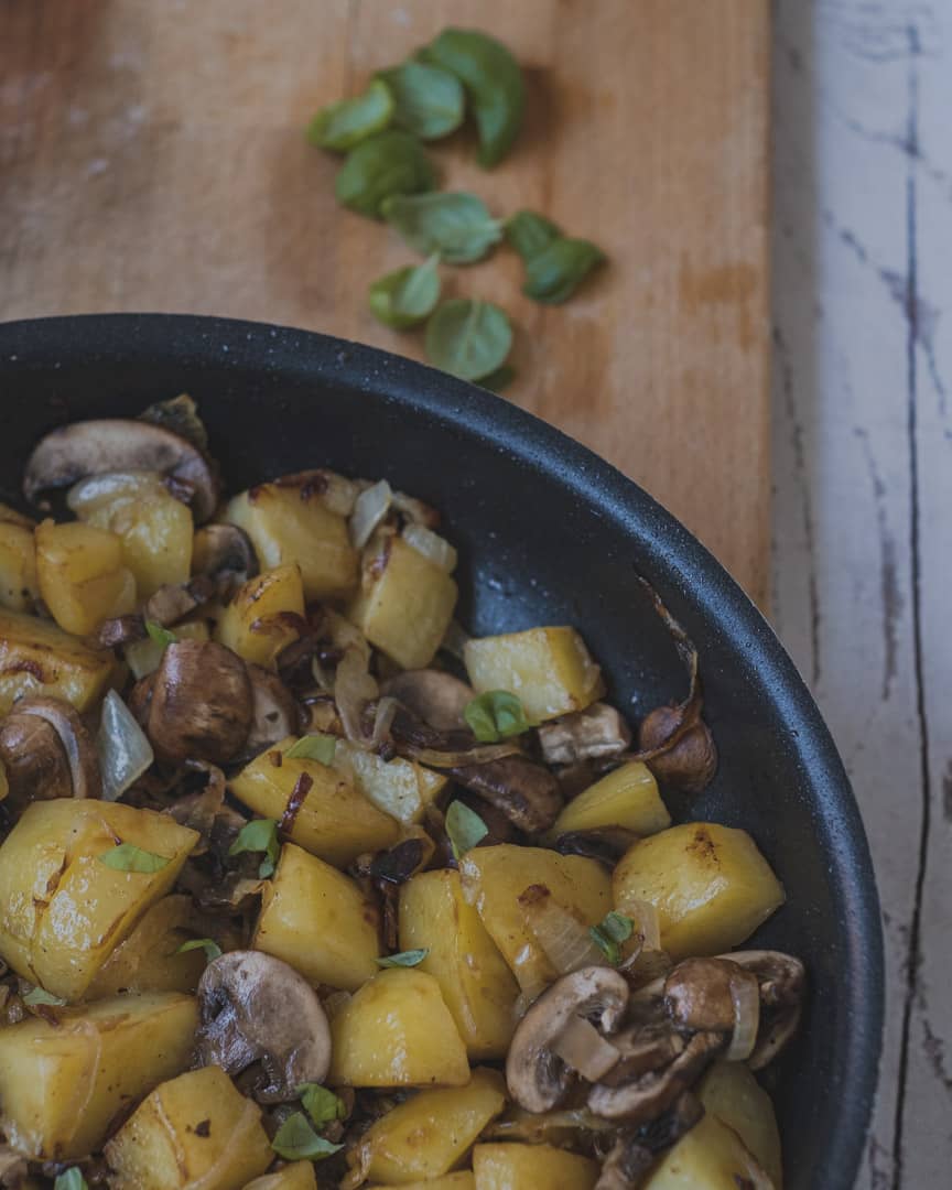 Poêlée de pommes de terre, oignons et champignons