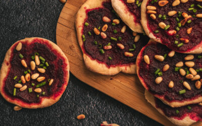 Mini pizza base betterave, pignon de pin et ciboulette