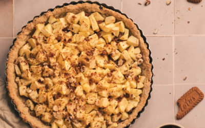 Tarte aux morceaux de pommes, spéculoos et éclats de noisettes