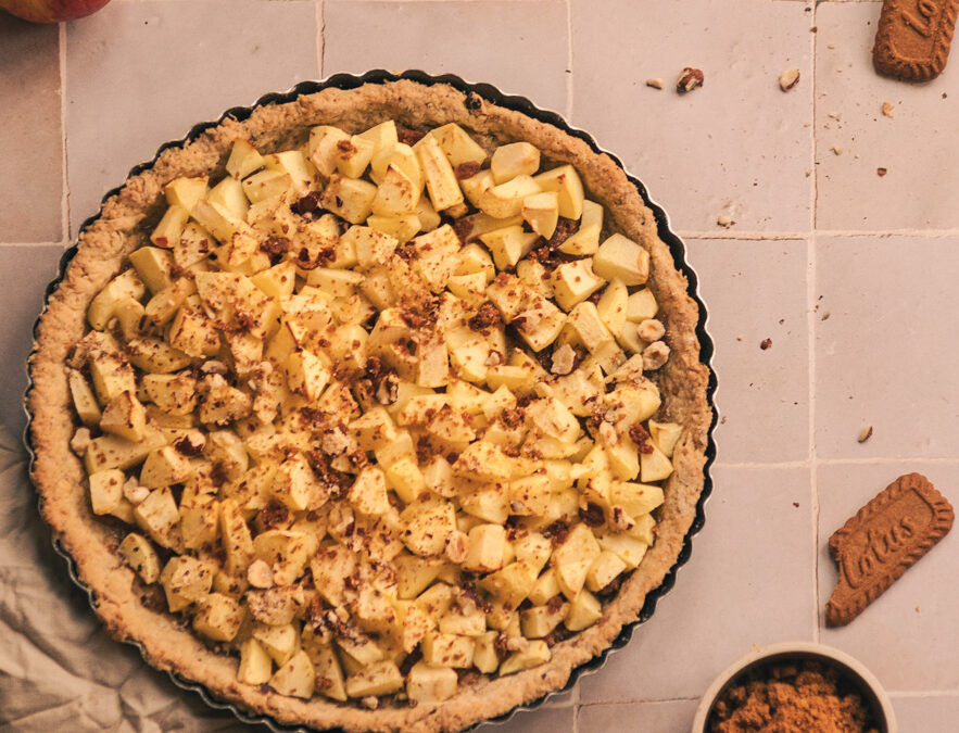 Tarte aux morceaux de pommes, spéculoos et éclats de noisettes