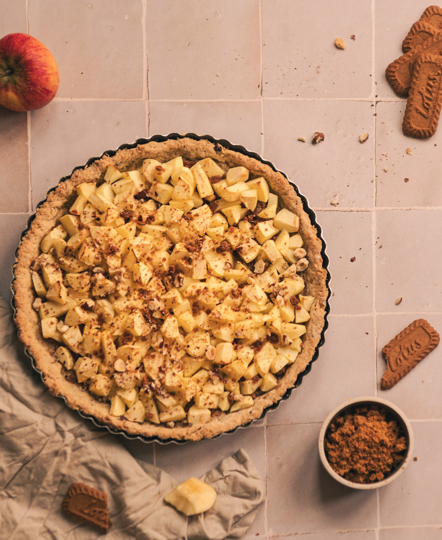 Tarte aux morceaux de pommes, spéculoos et éclats de noisettes